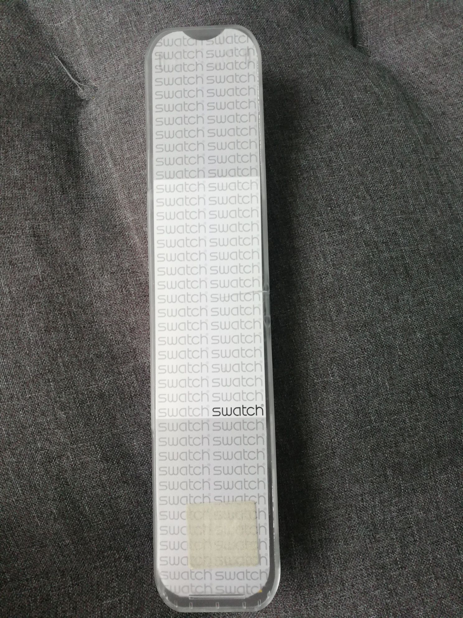 Zegarek Swatch z widocznym mechanizmem