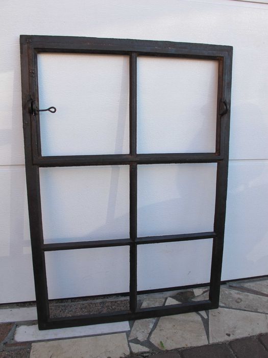 Okna okienka żeliwne