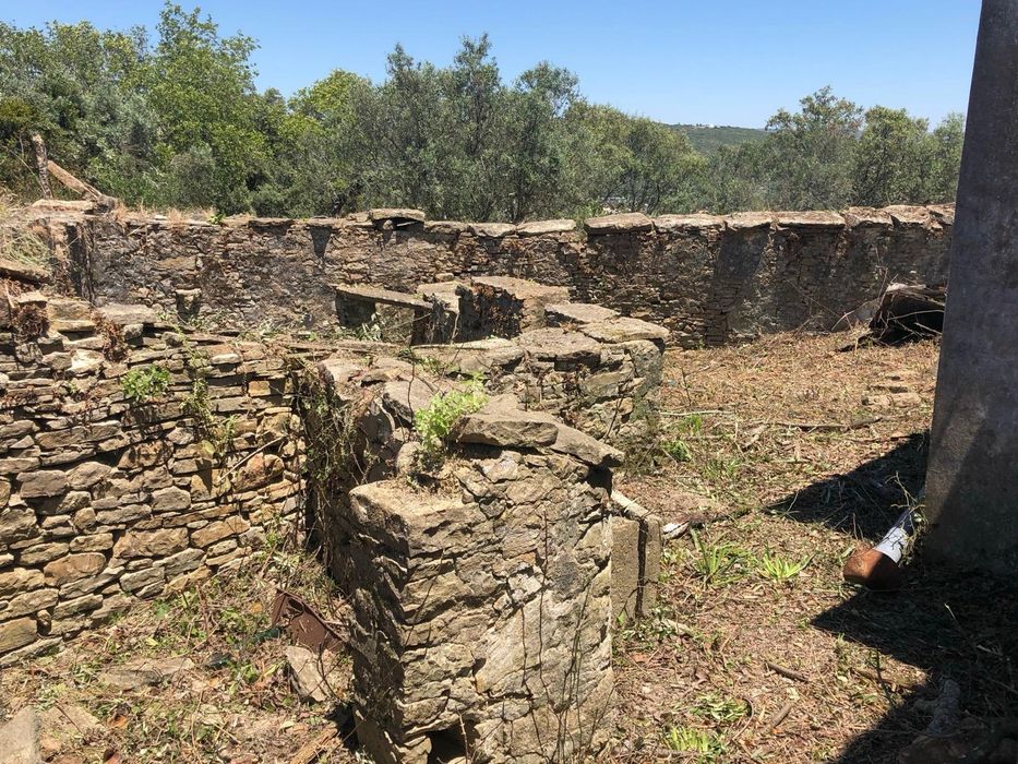 Terreno urbano de 4000m² com ruína e vista panorâmica