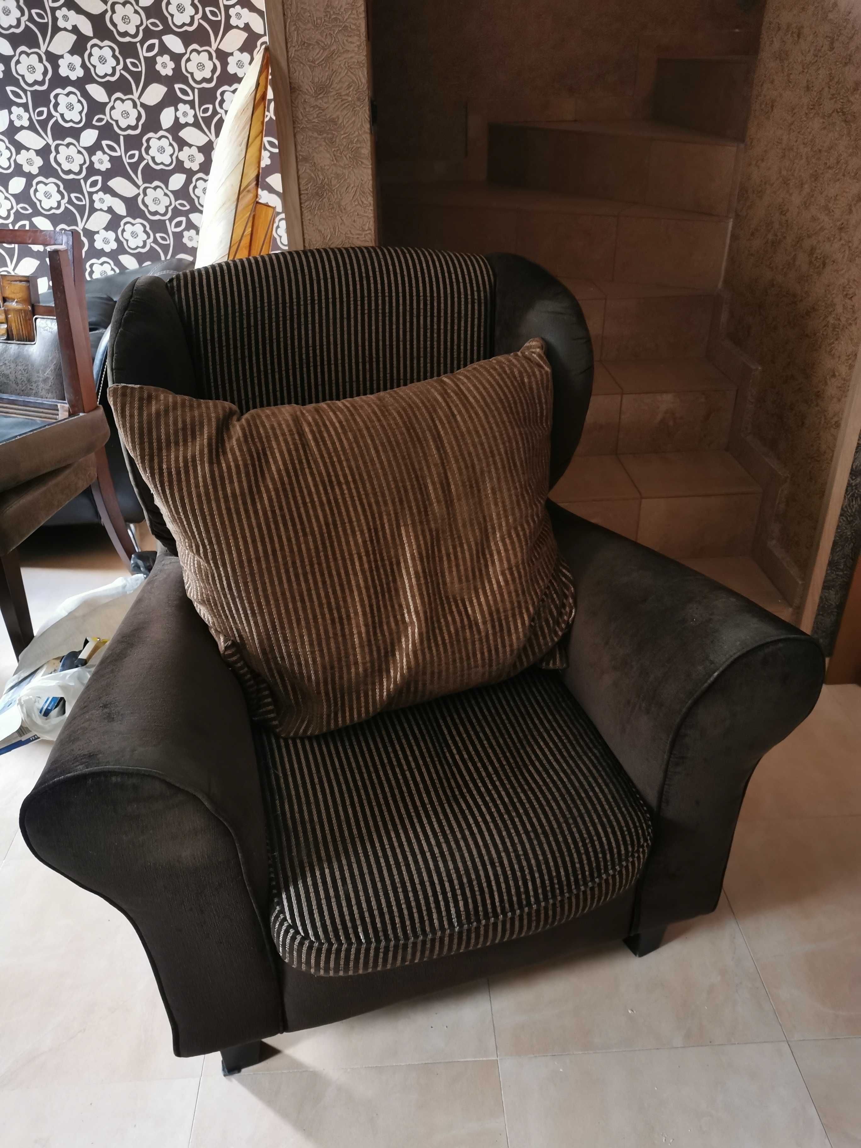 Zestaw mebli do salonu – sofa z poduchami i fotel