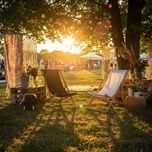 Wynajem leżaków eventowych – strefa relaksu na eventy, pikniki