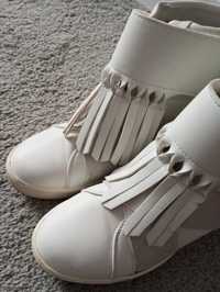 Buty damskie na podniesieniu białe
