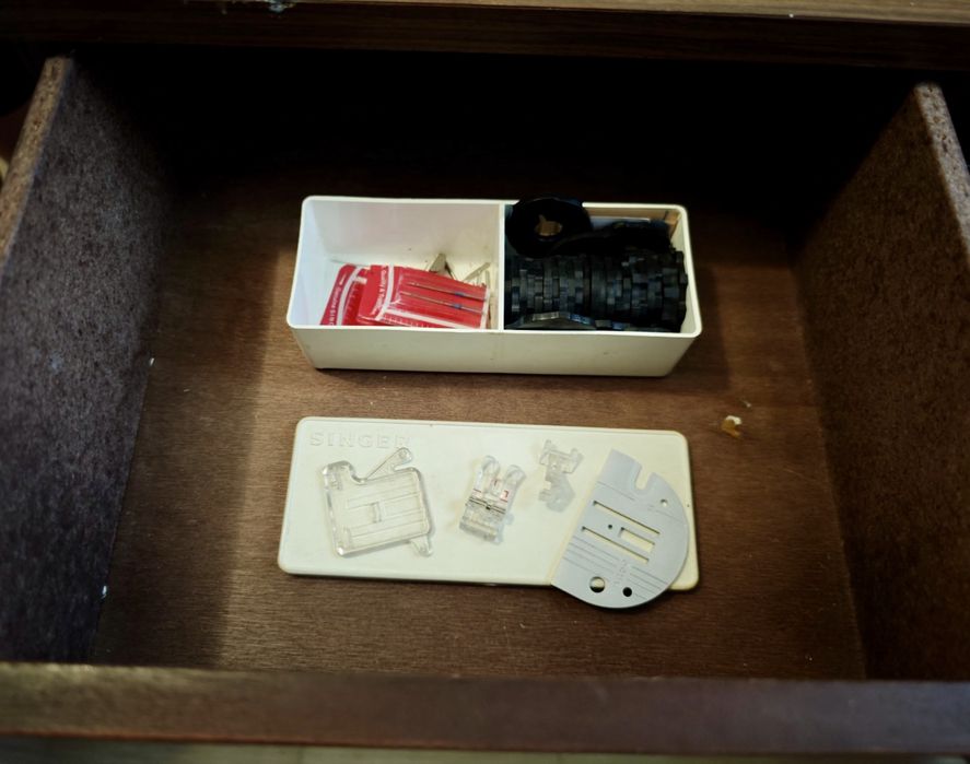 Maquina Singer com Movel de costura/bordado