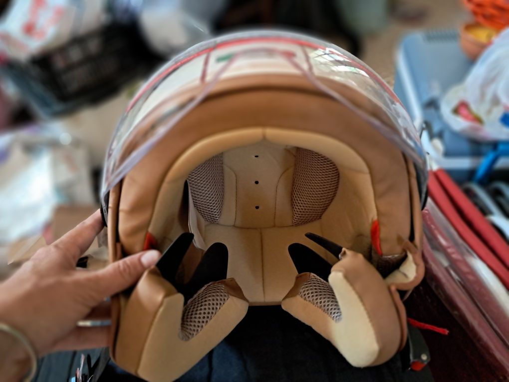 Capacete beige aberto