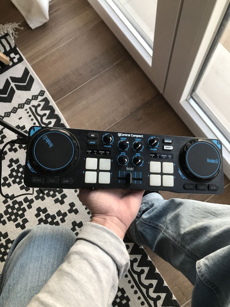 Controladora Dj Hercules Control Compact