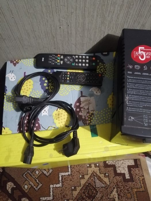 Пульт и шнур для телевизора