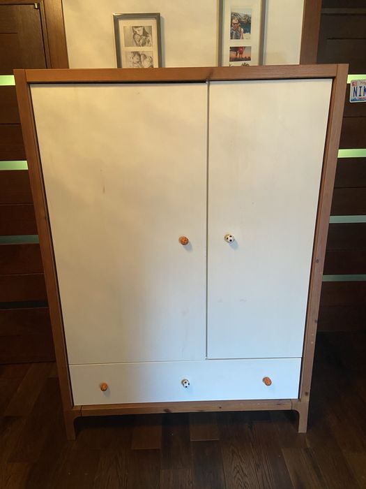 Zestaw mebli bialych z litego drewna marki PINIO