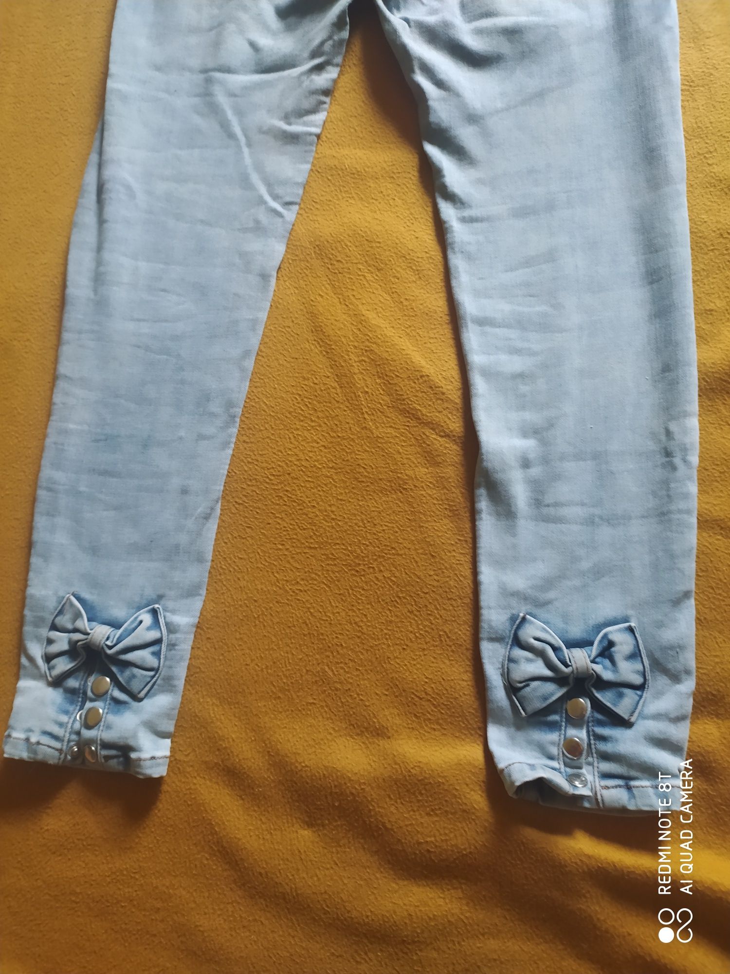 Jeansowe spodnie damskie z kokardkami
