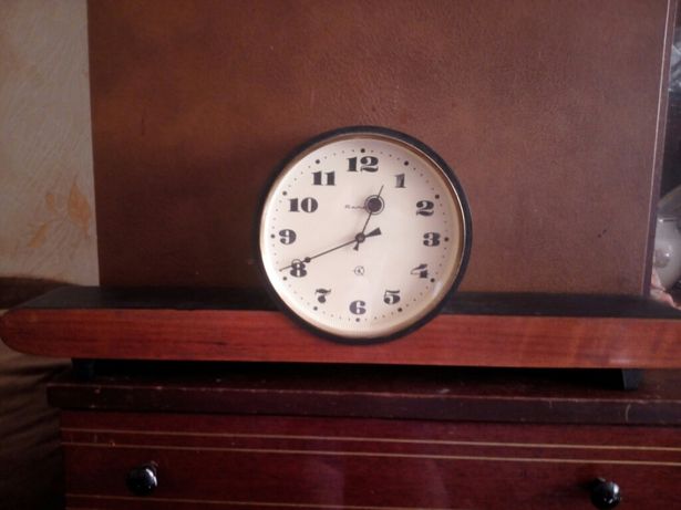 Часы настольные "Янтарь", СССР на подставке