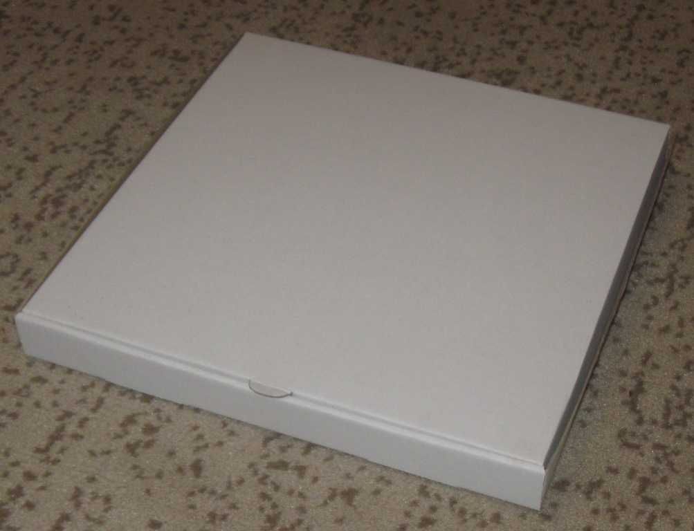 Коробка плоская, квадратная, для упаковки подарков.