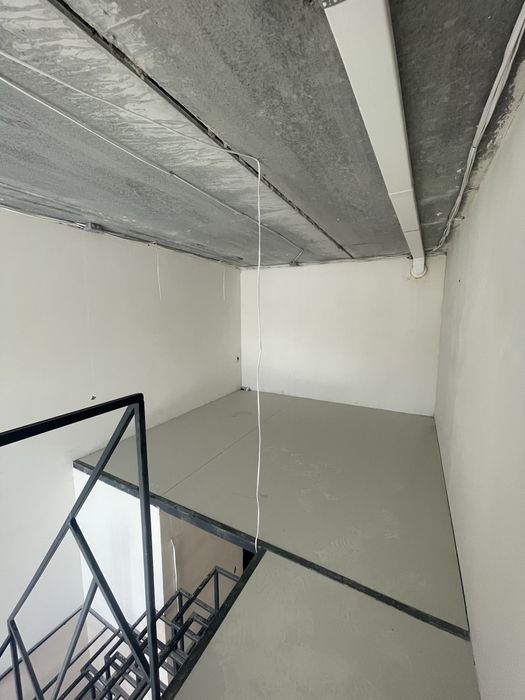 Продам дворівневу з чорновим ремонтом м. Академіка Павлова