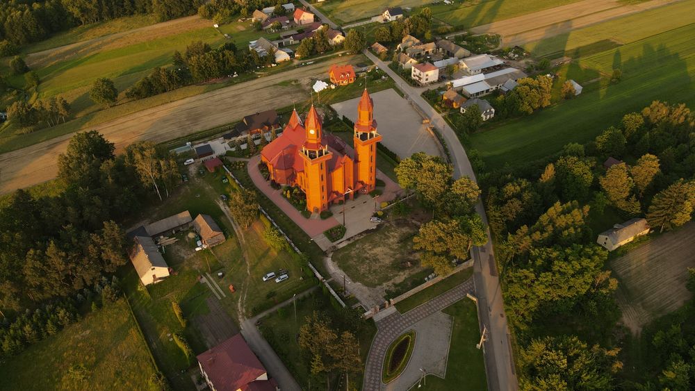 Malowanie dachów, elewacji Wycinka drzew trudnych, rozbiórka kominów