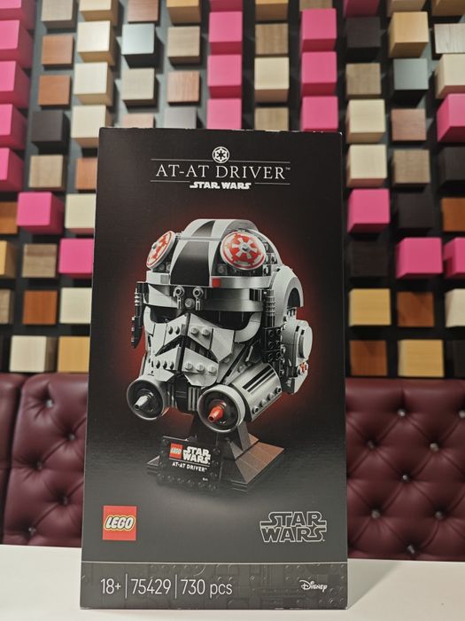 Конструктор LEGO Star Wars 75429 Шолом пілота AT-AT (730 Деталей)