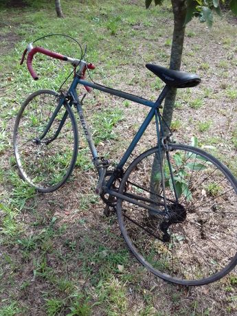 bicicleta de corrida muito antiga pneu super fino