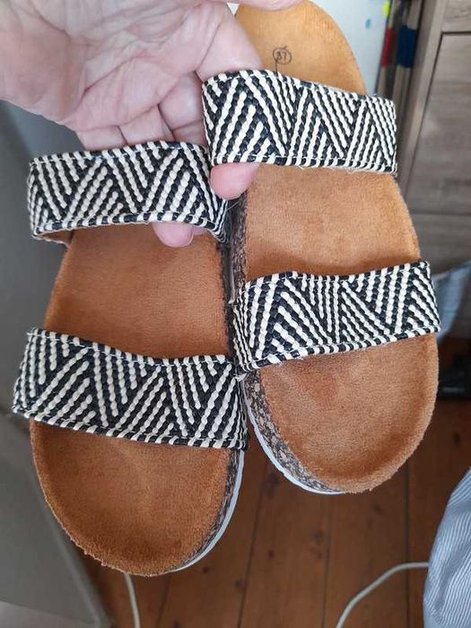 Chinelos / sandálias de tiras preto e branco