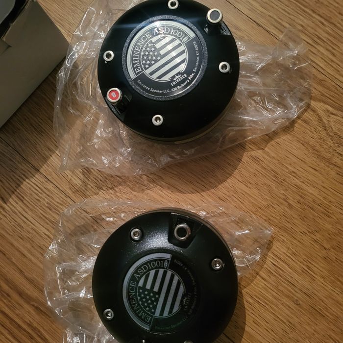 2 Eminence ASD1001 PRO. Conector de cabo speakon