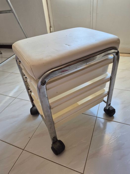 Banco de pedicure branco profissional