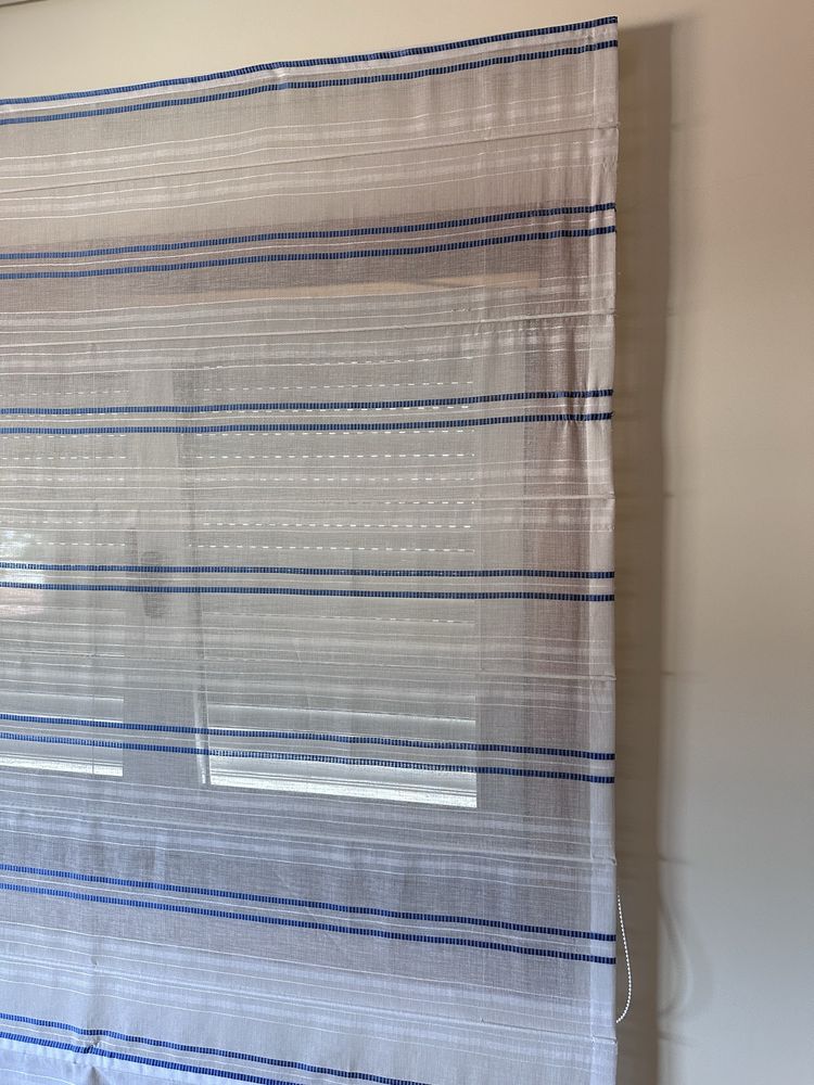 Cortinas Telas brancas com pormenores azuis