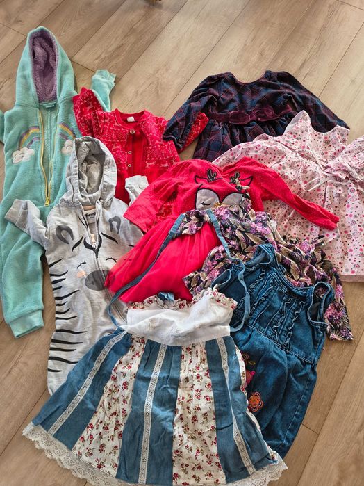 Ubranka dla dziewczynki i zabawki