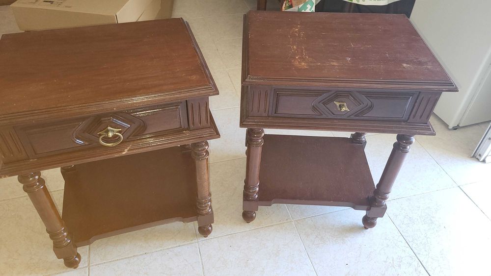 Mesas de cabeceira en madeira