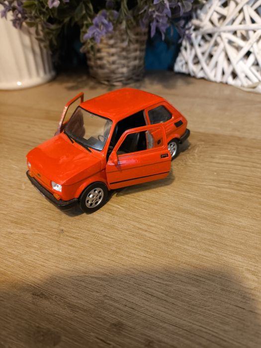 Fiat 126p czerwony 1:32