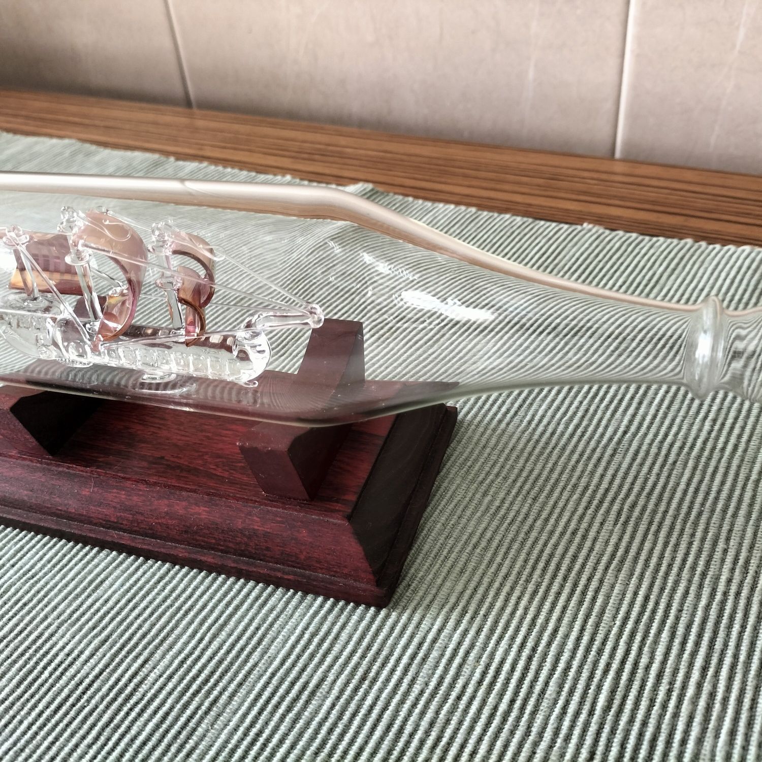 Garrafa vidro com barco no interior, impecável , comprimento 25 cm