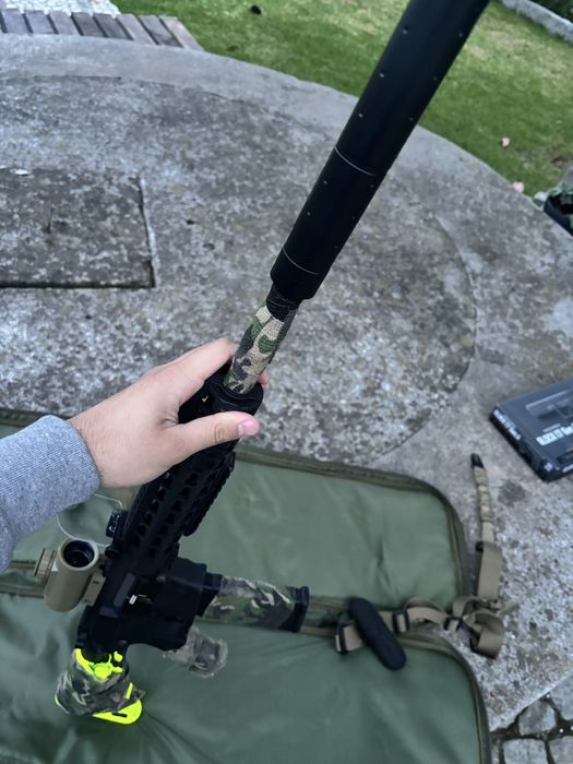 Metralhadora Lancer Tactical AIRSOFT a bateria