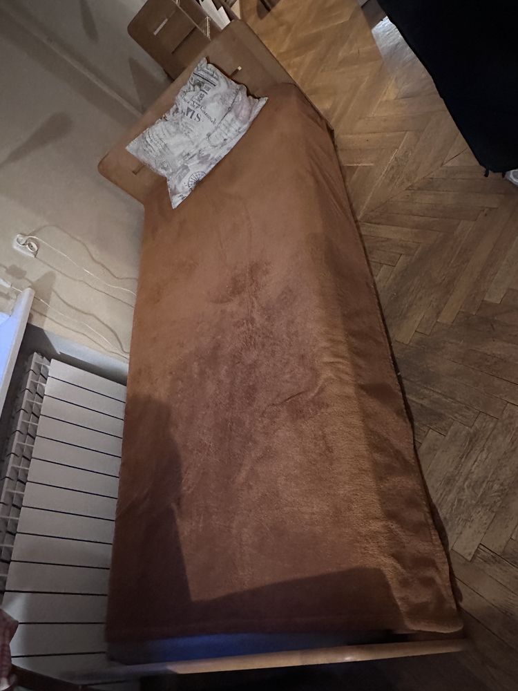 Drewniane pojedyńcze łóżko z materacem