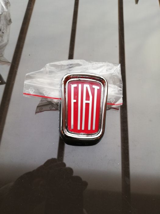 Fiat 126p emblemat na ściankę przednią starego typu