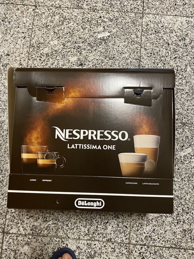 Maquina cafe Nespresso latissima one Delonghi