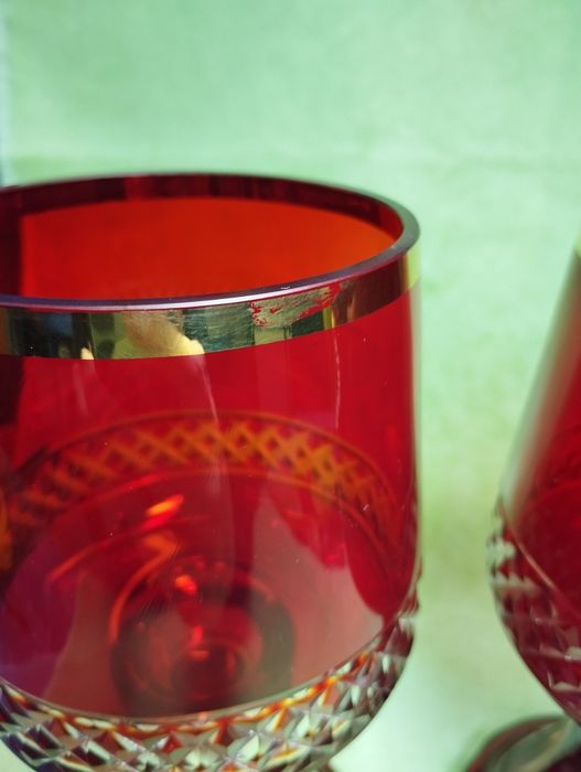 Бокалы из красного рубинового стекла