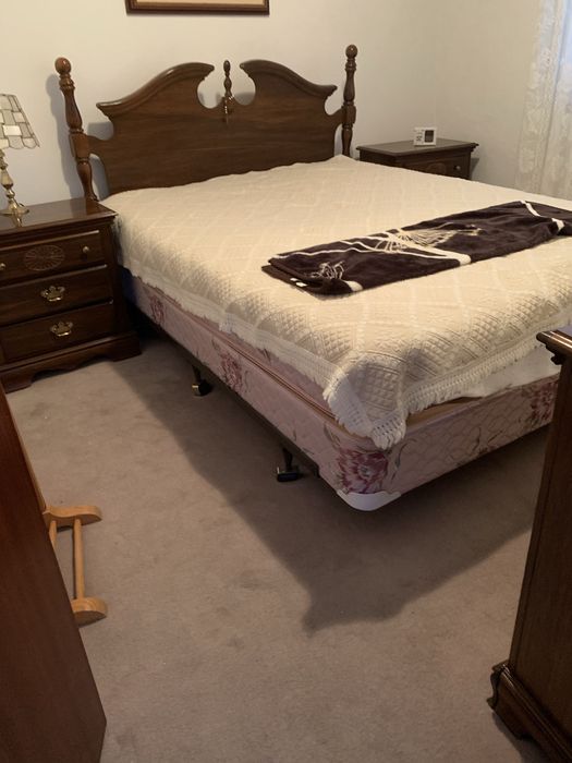 Conjunto quarto . Cama , mesas cabeceira e comoda.