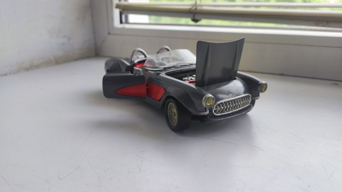 Chevrolet corvett 1957 Burago 1:24 моделька