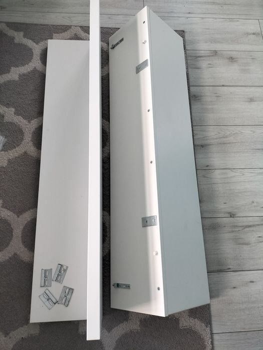 Białe półki ścienne