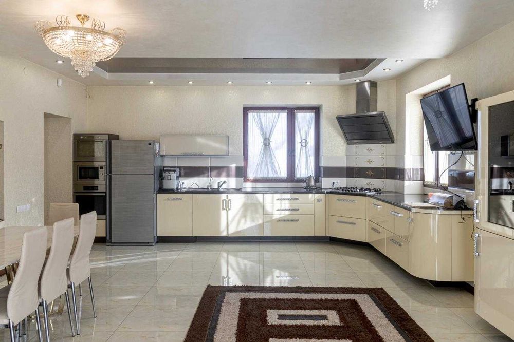 Продаж розкішного будинку, Винники