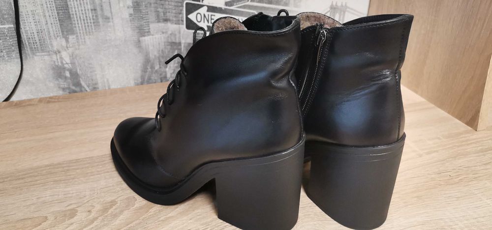 Продам  жіночі зимні ботінки
