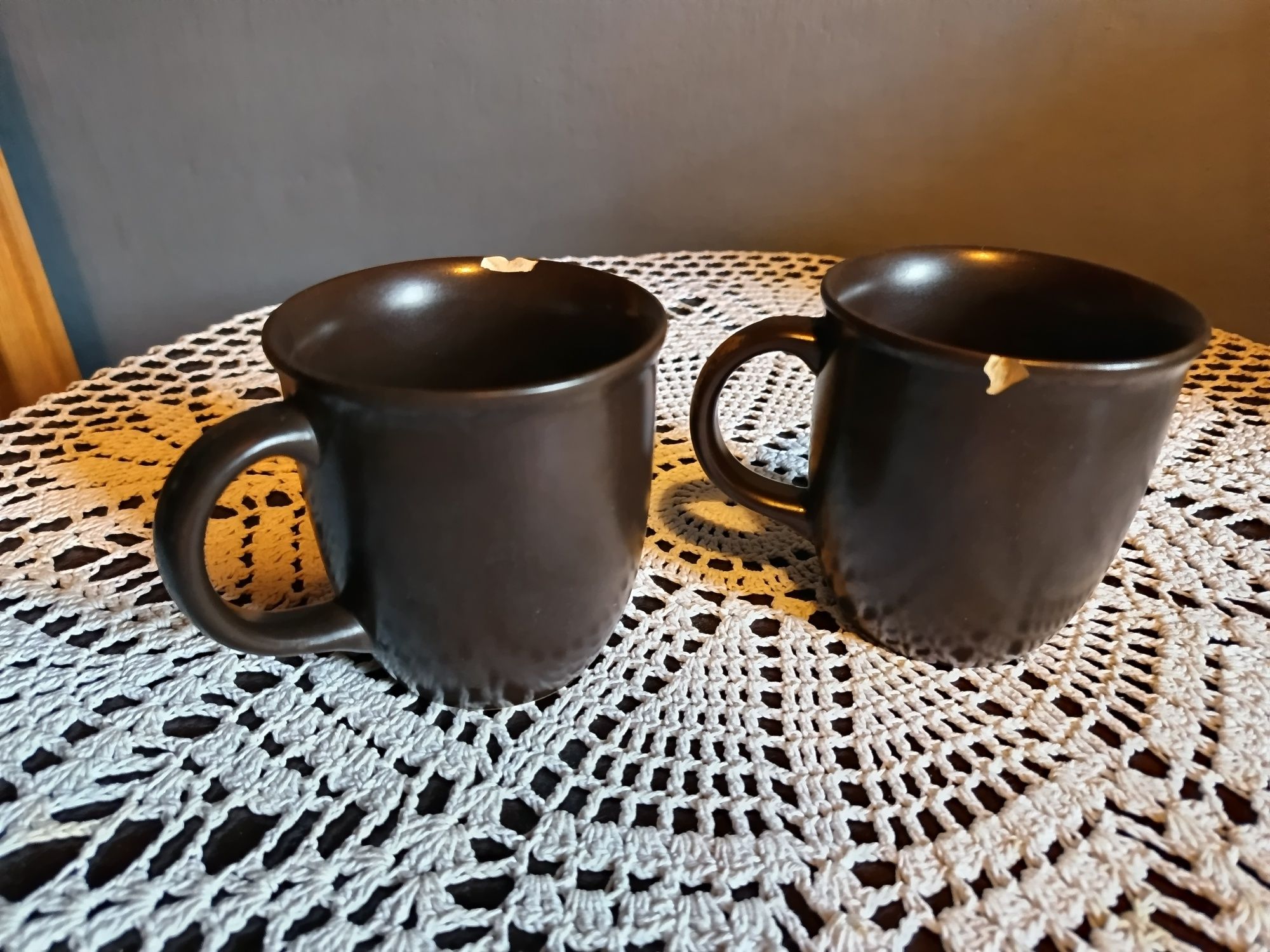Dwa brązowe kubki