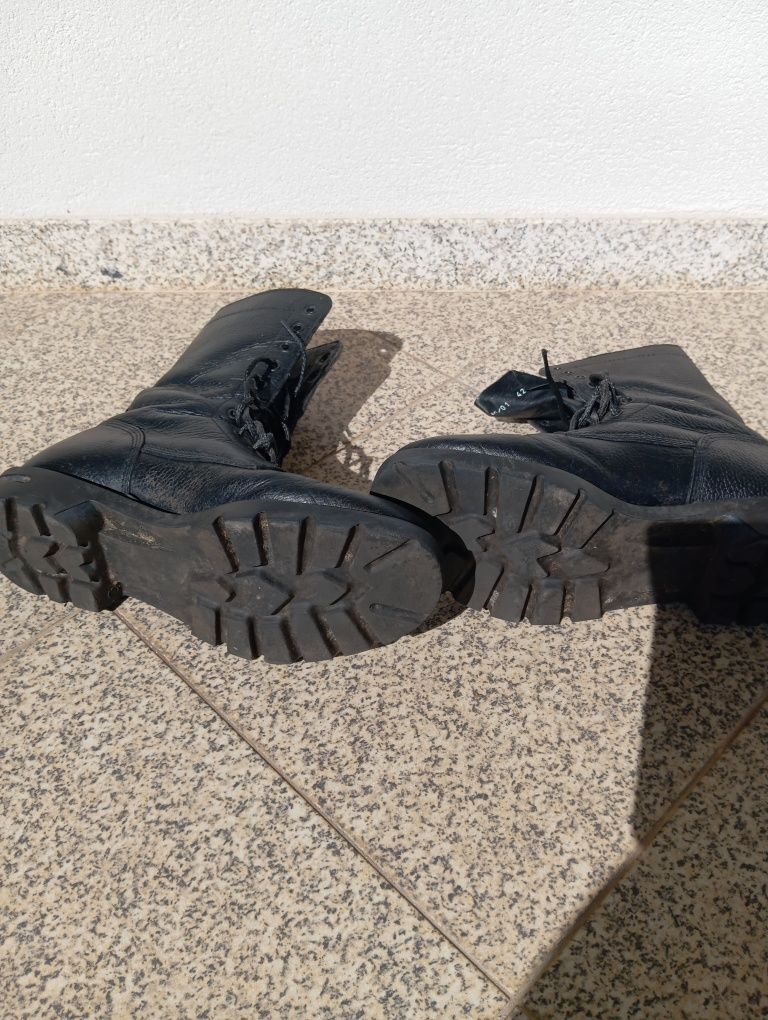 Botas Militares Pretas de Couro - Tamanho 42