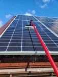 Mycie paneli fotowoltaicznych fasad szklanych okien solarów