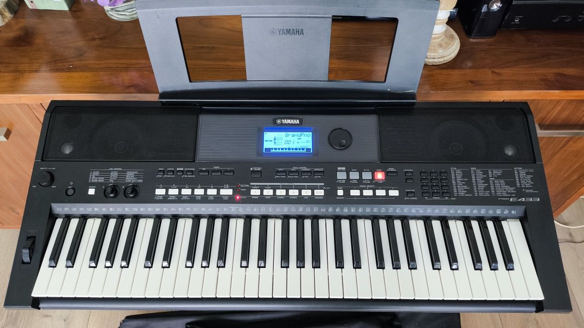 Keyboard Yamaha PSR-E433 plus futerał i statyw