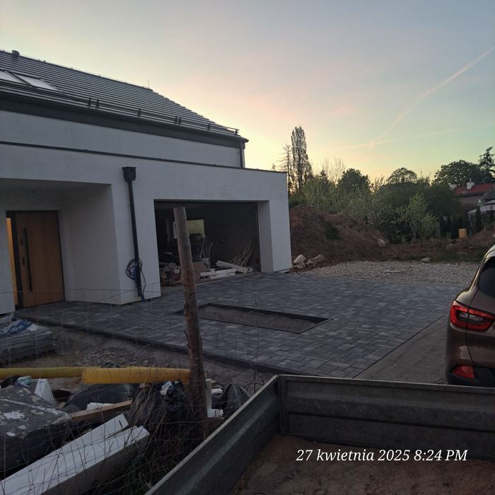 Roboty ziemne( instalacje) i brukarskie .