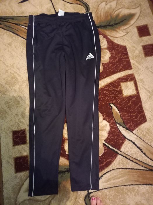 Sprzedam  spodnie  meskie  firmy  adidas