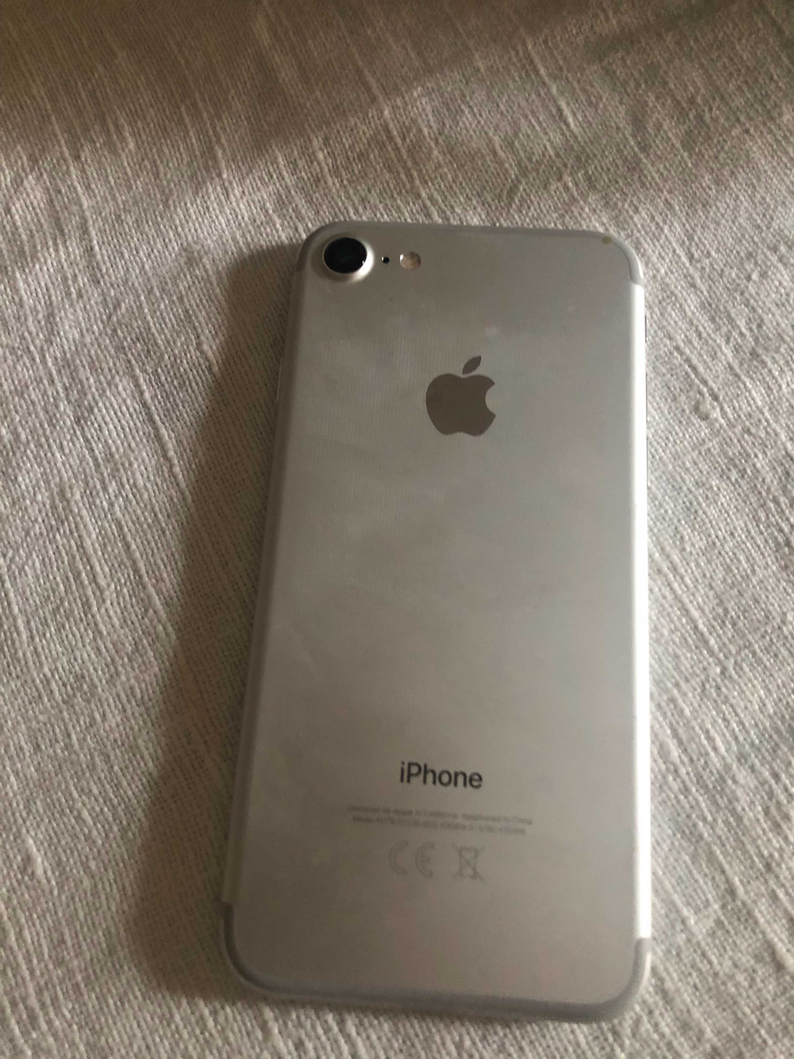 IPHONE 7,  de cor branco, em muito bom estado.