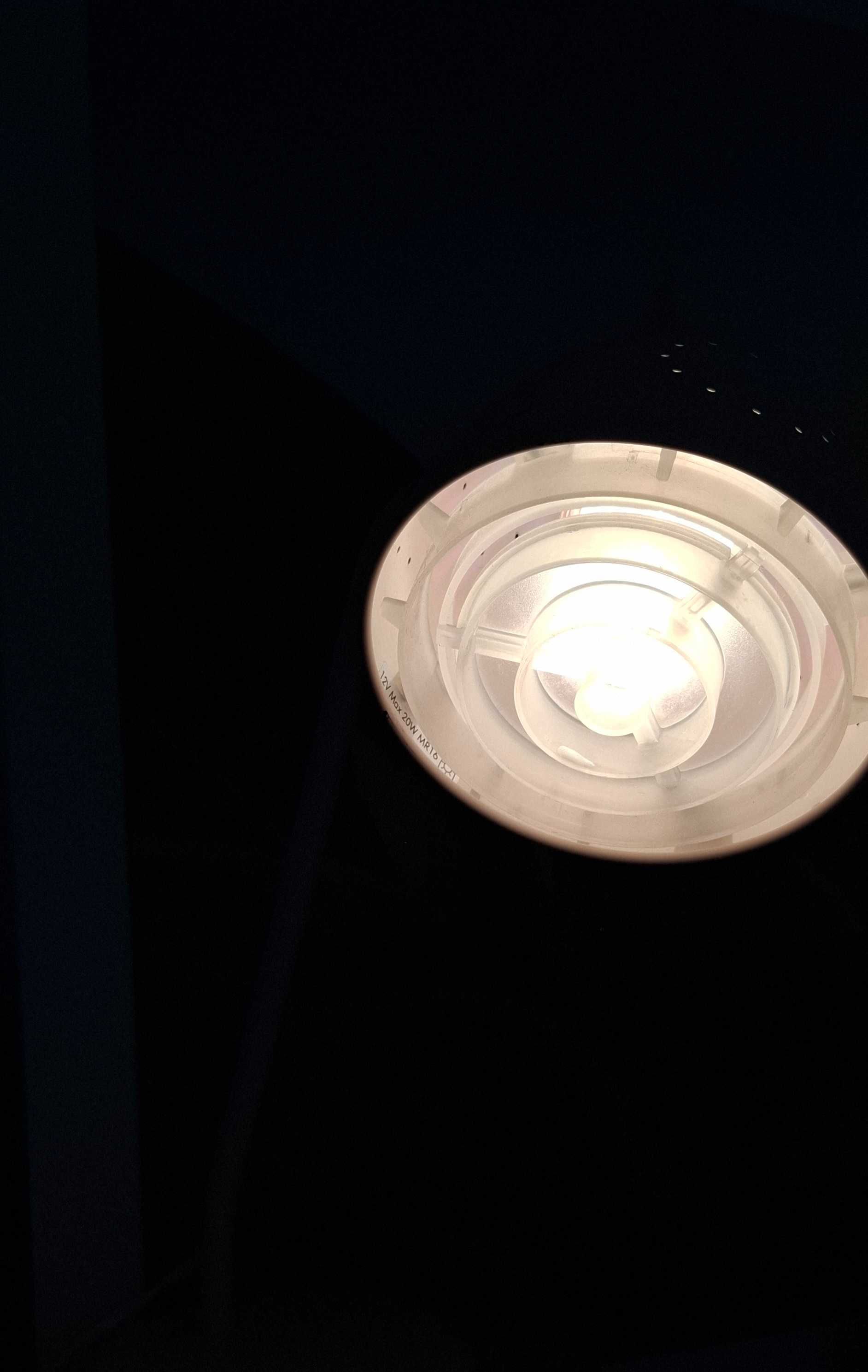Dziecięca lampka biurkowa z zabezpieczeniem przed dotknięciem żarówki
