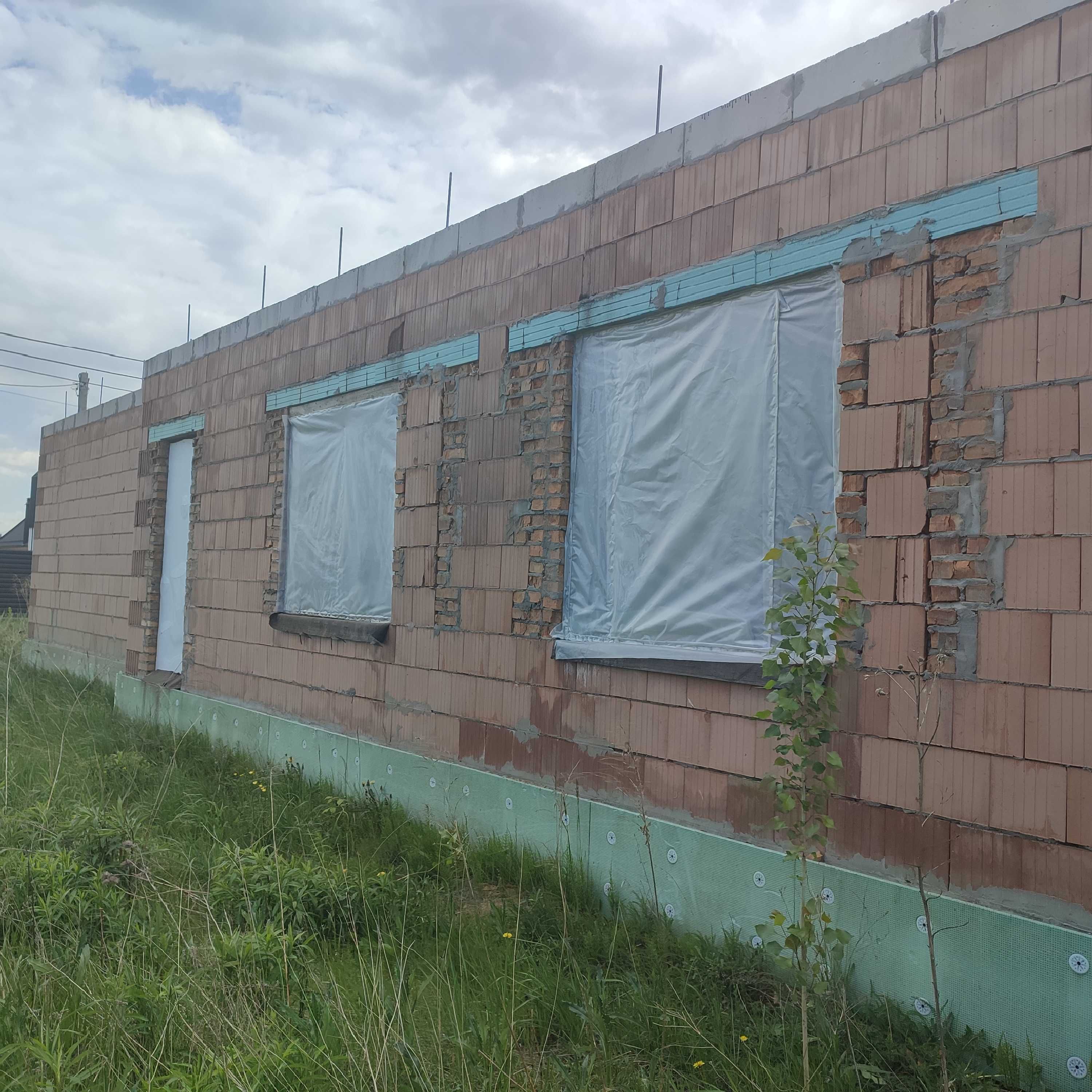 Продам одноповерховий будинок 240 м2 в КМ Міжріччя на березі озера.