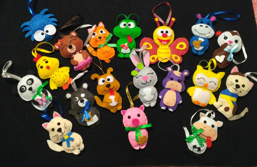 Новорічні іграшки -олені, гноми, змії з фетру