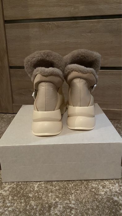 Жіночі шкіряні кросівки Нові