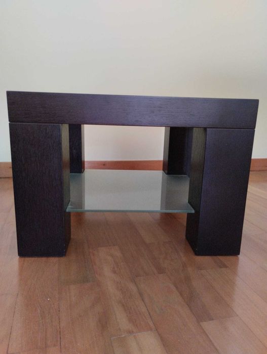 Mesa quadrada de madeira cor venge com vidro fosco