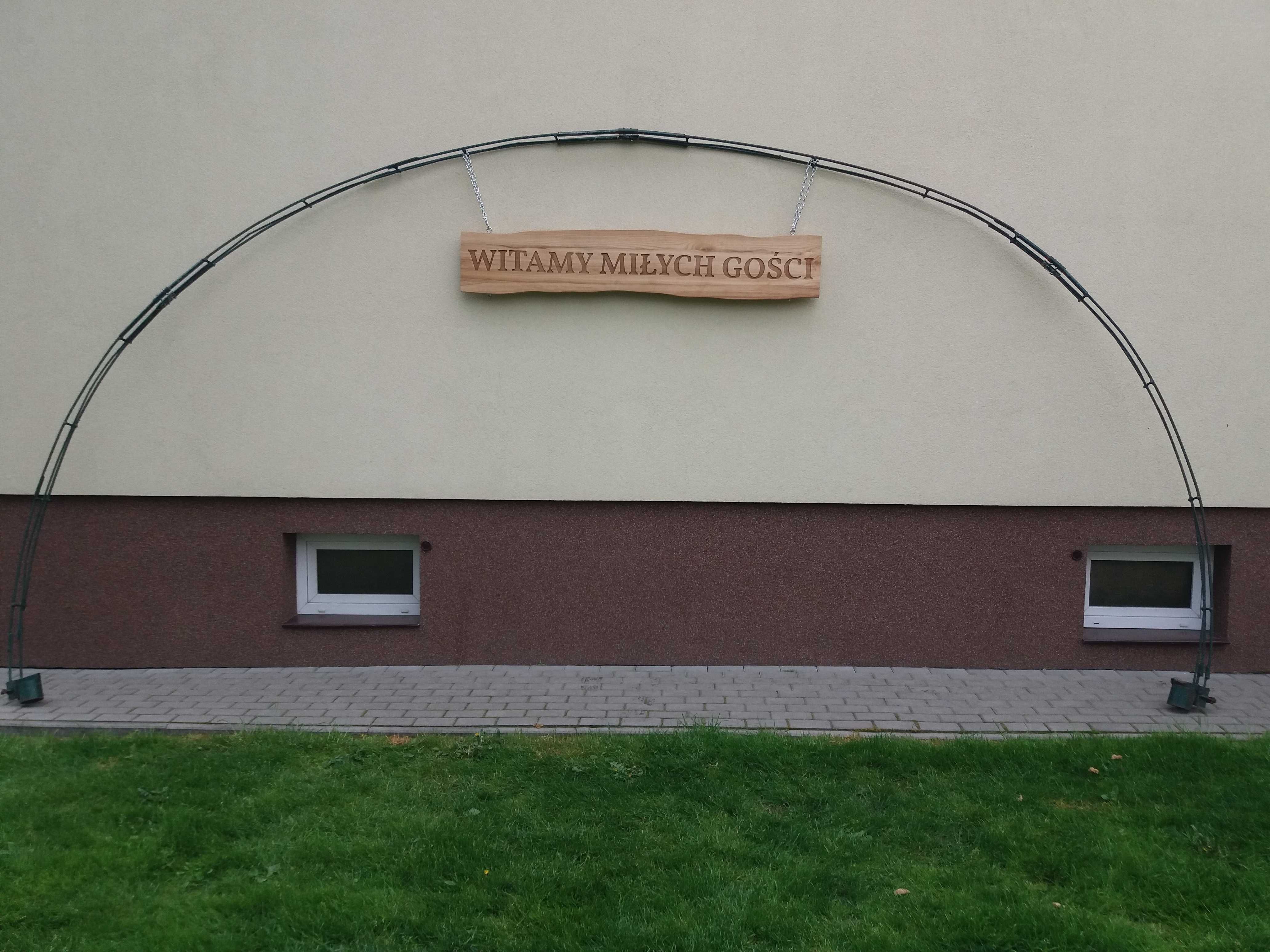 napis na brame weselną