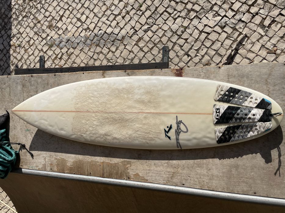 Prancha de surf Rusty 5’8” 26L quad